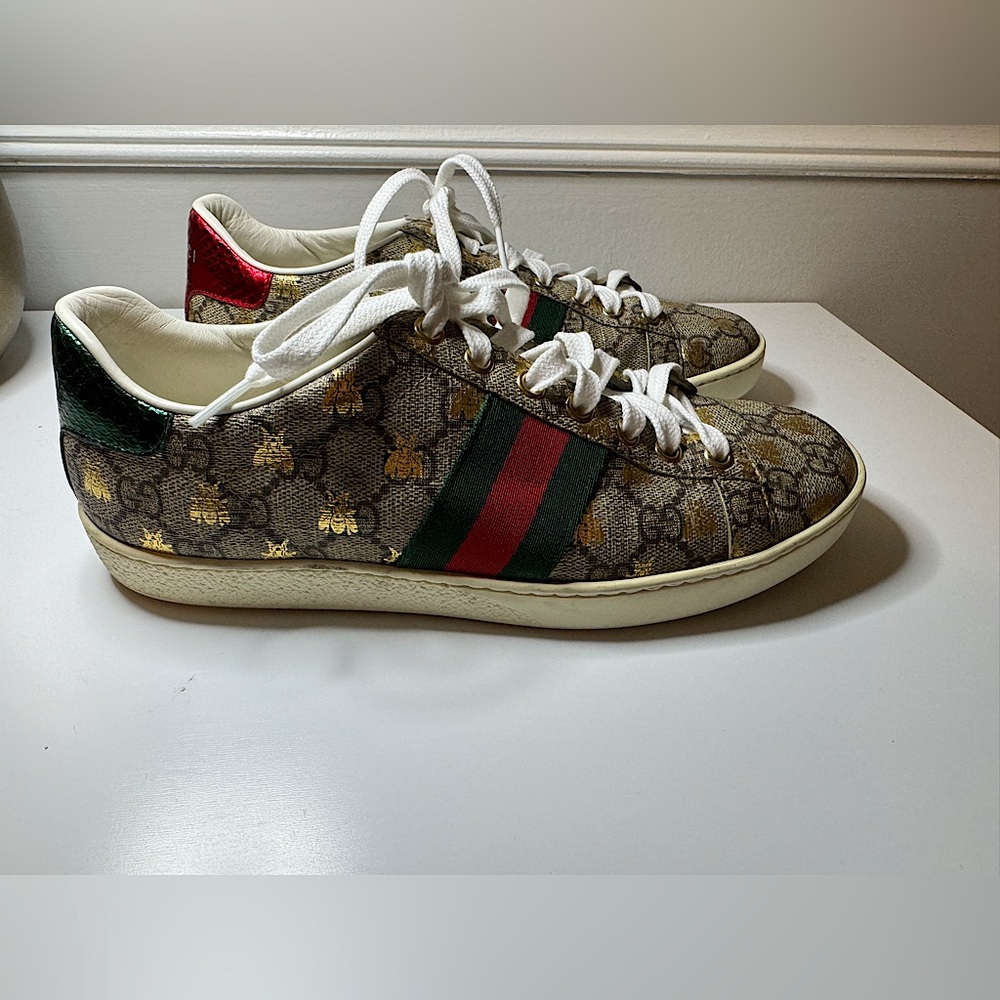 Gucci Women’s Ace GG Supreme Sneaker with Bees - EUC!